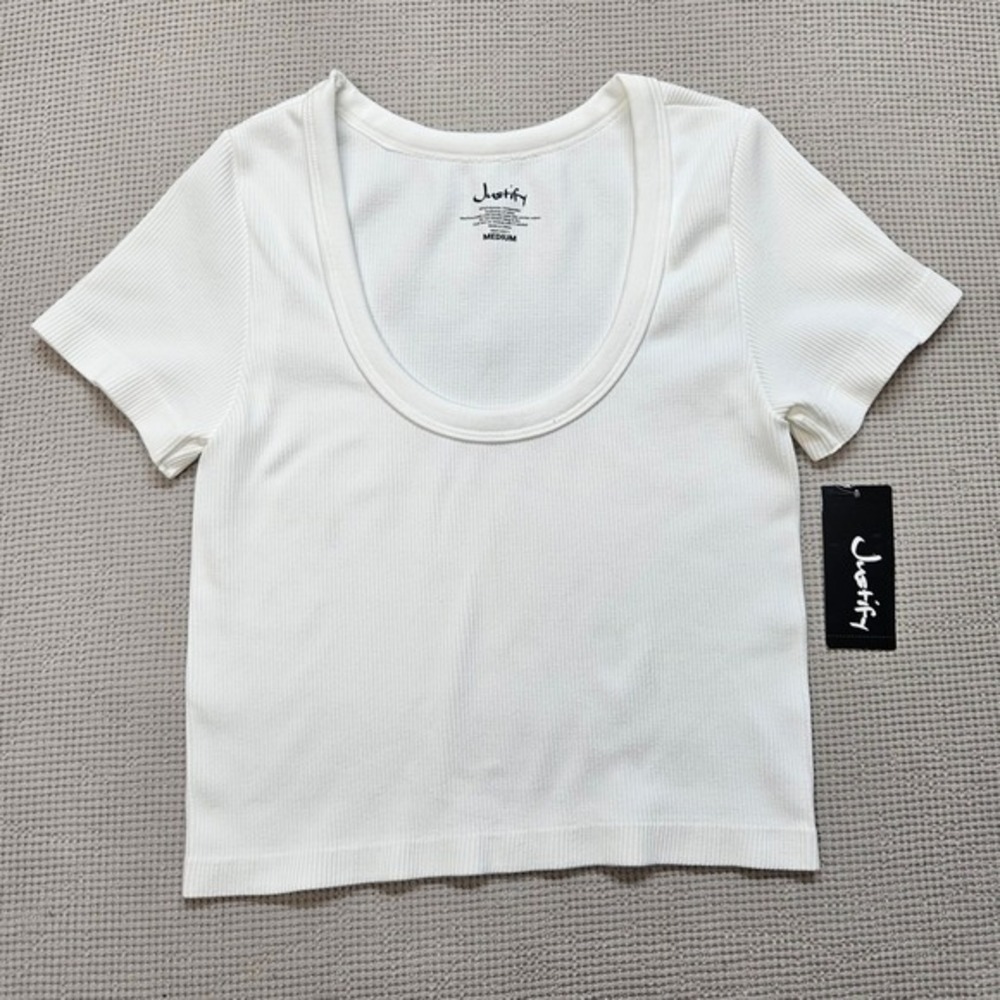 Justify Gardenia White Seamless Ribbed Scoop Neck Crop Tee Shirt Medium NEW